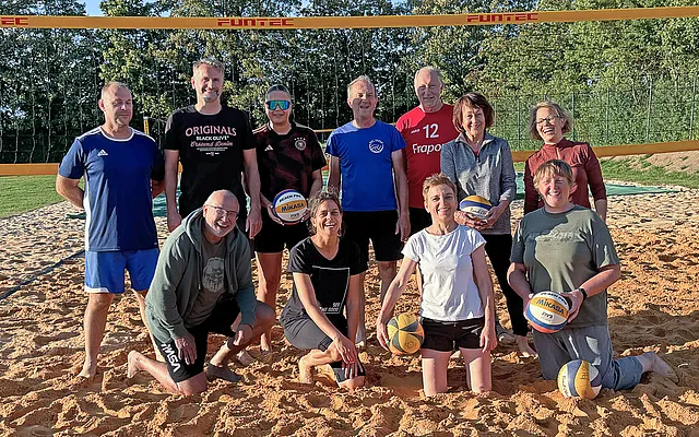 Auch ältere Semester spielen noch gerne im Sand