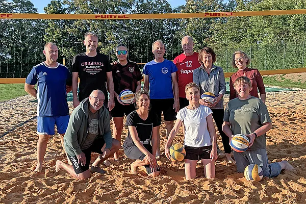 Auch ältere Semester spielen noch gerne im Sand